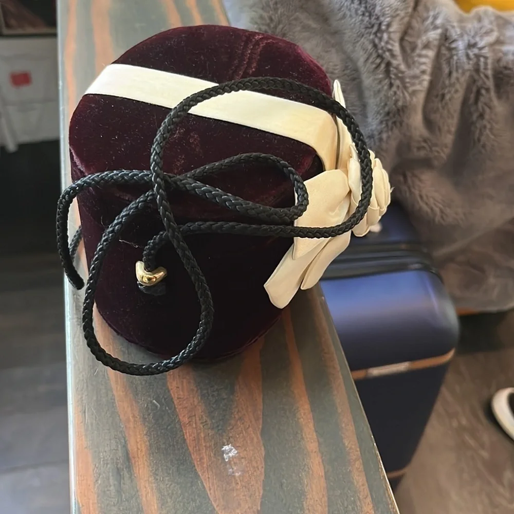 Retro bag with white bow